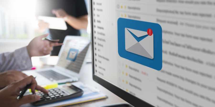 Illustration montrant la collecte d’adresses email à partir d’un nom de domaine à l’aide d’outils de cybersécurité comme The Harvester sur Kali Linux et la plateforme Hunter.io, utilisée pour la reconnaissance et l’analyse d’informations publiques.