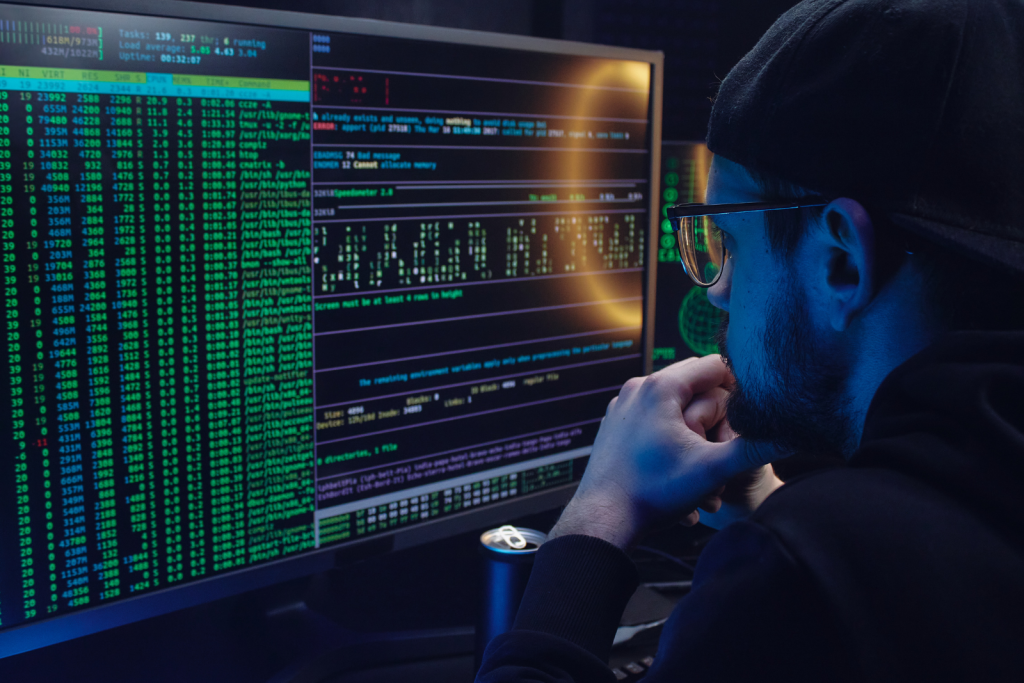 Illustration montrant des paquets de données TCP et UDP circulant entre une machine Linux et une machine cible lors d’un scan réseau.